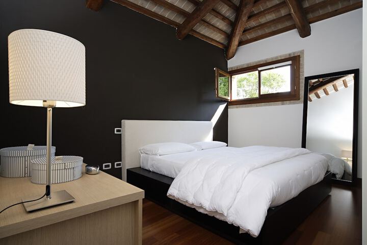 Room 6 of 42