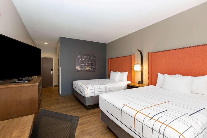 2 Queen Beds (6 of 8)