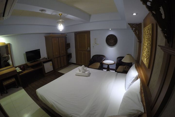 Room 9 of 77
