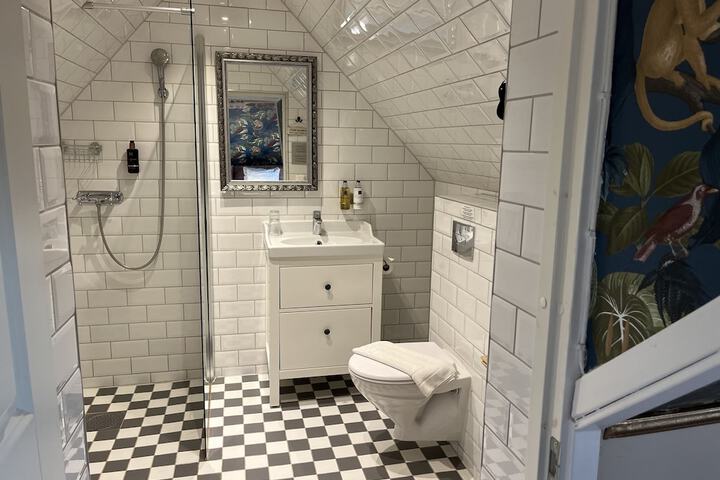 Room 50 of 189
