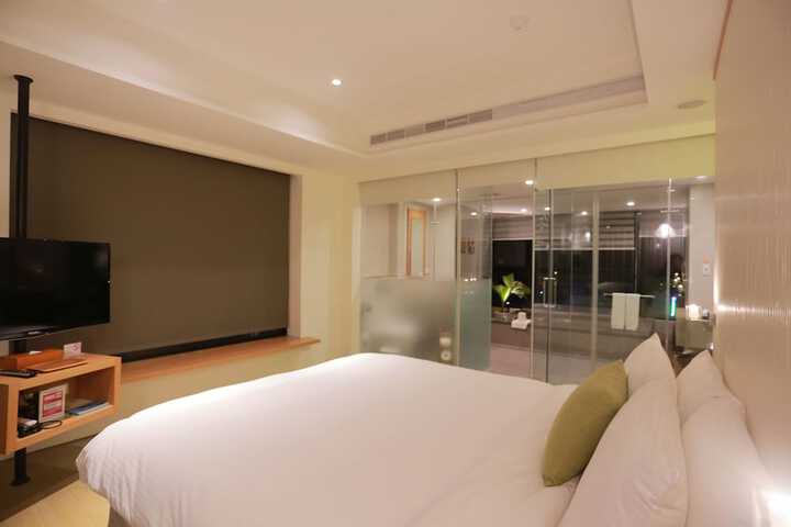 Room 17 of 76