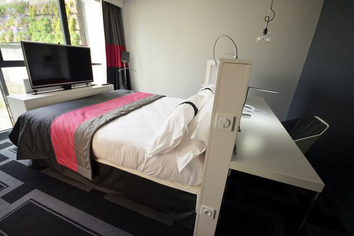 Room 3 of 173