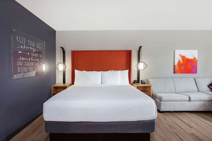1 King Bed Accessible (2 of 19)