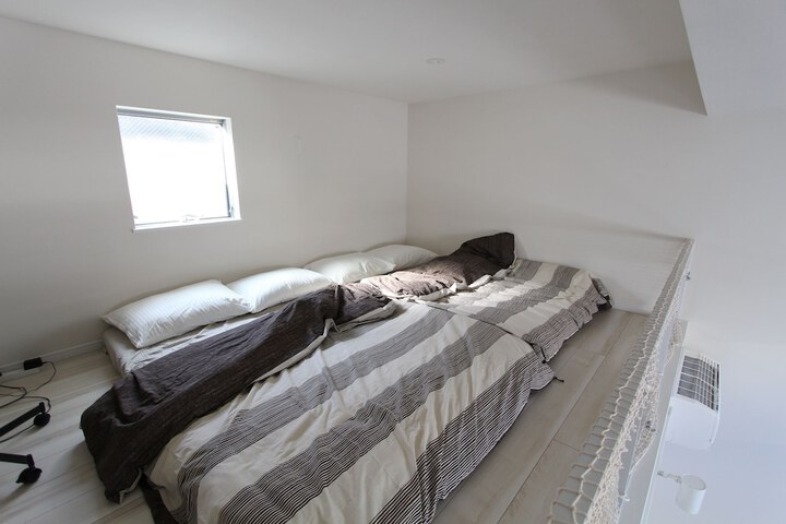Room 5 of 143