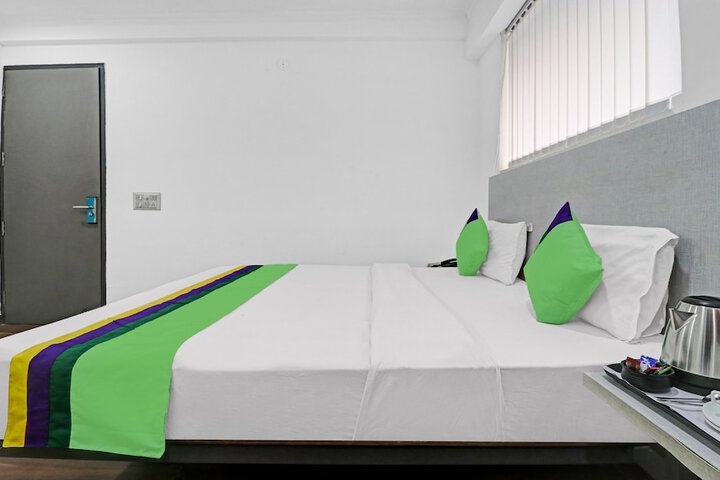 Room 13 of 30