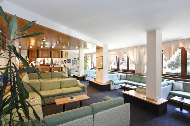 Lounge 81 of 100