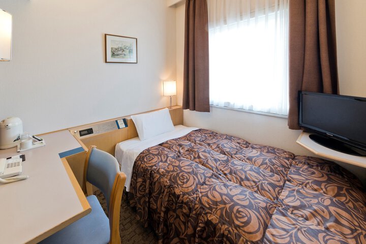 Room 4 of 9