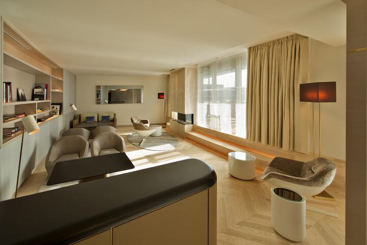 Lounge 105 of 111