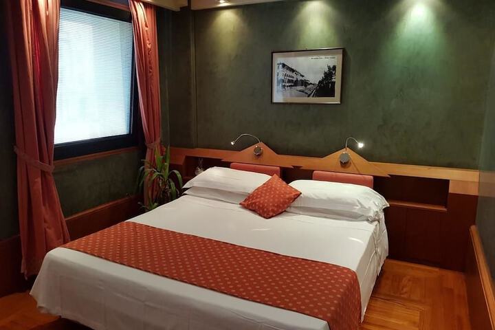 Room 10 of 17