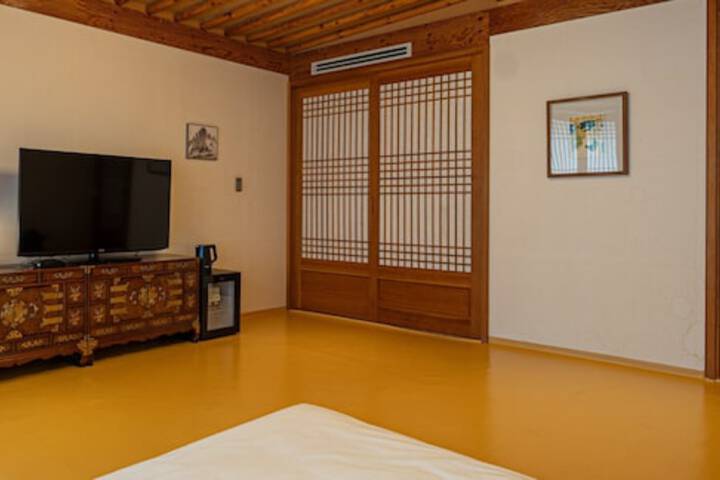 Room 52 of 115