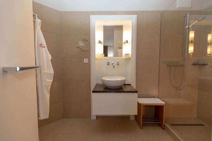 Room 33 of 81