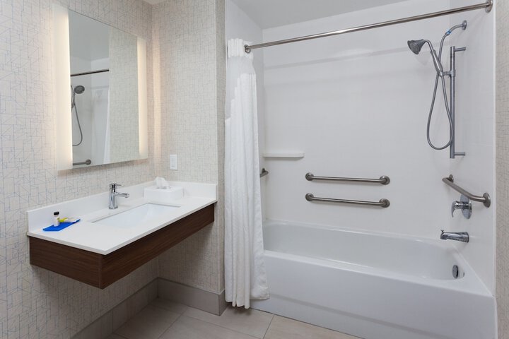 Suite Mobility Accessible Tub (12 of 17)