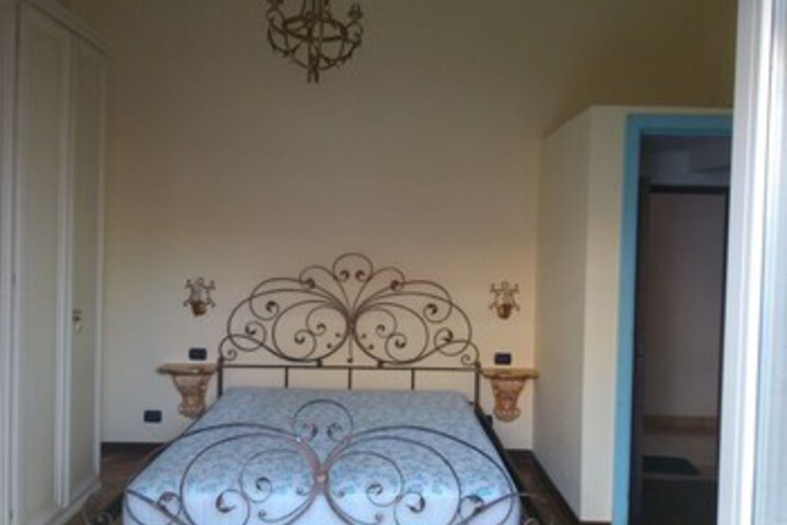 Room 6 of 9