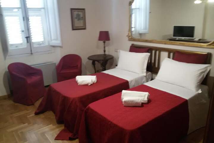 Room 11 of 32