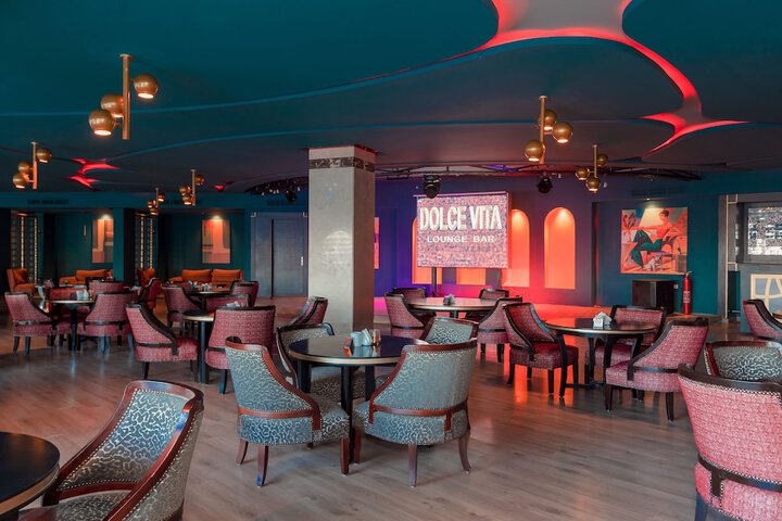 Lounge 146 of 220