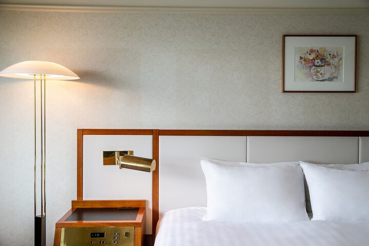 Room 4 of 102