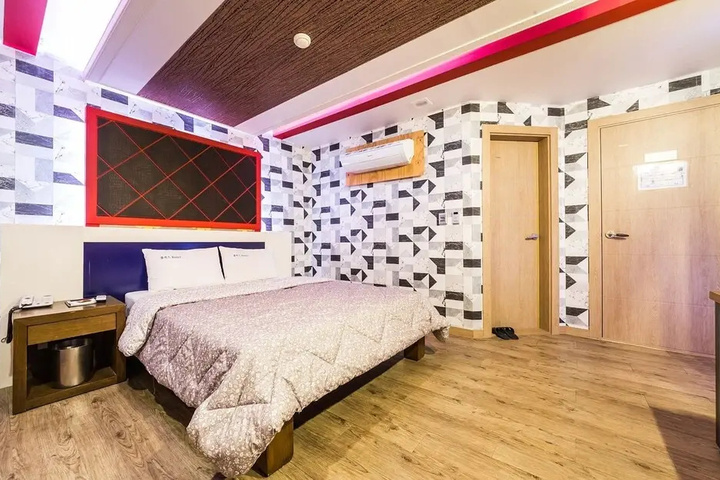 Room 30 of 42