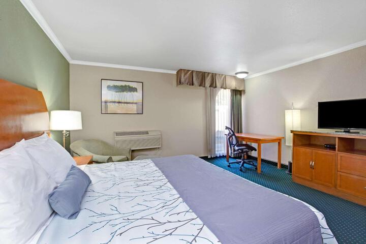 1 Queen Bed (5 of 10)