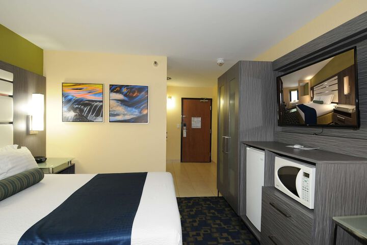 1 Queen Bed Microwave and Refrigerator WiFi Full Breakfast (8 of 19)