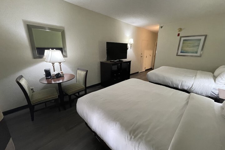 1 Queen Bed Accessible (23 of 46)