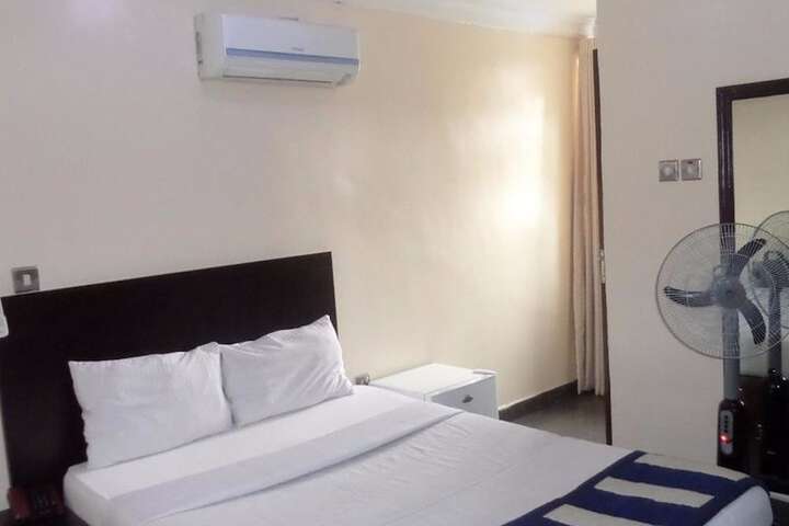 Room 7 of 33