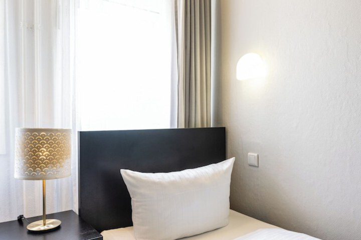 Room 45 of 103