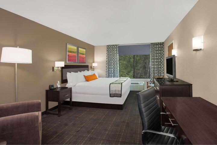 1 King Bed (3 of 24)