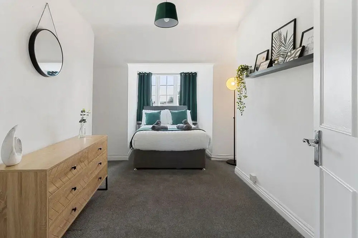 Room 9 of 18