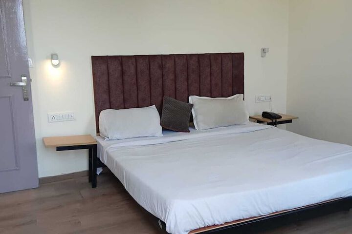 Room 9 of 12