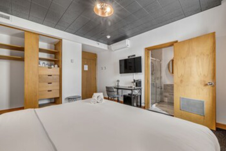 Room 52 of 147