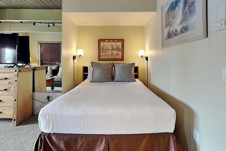 Room 211 of 893