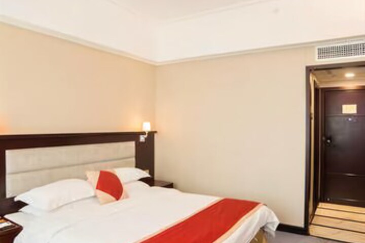 Room 6 of 8