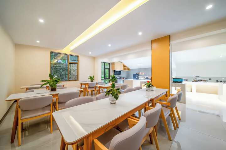 Dining 37 of 67