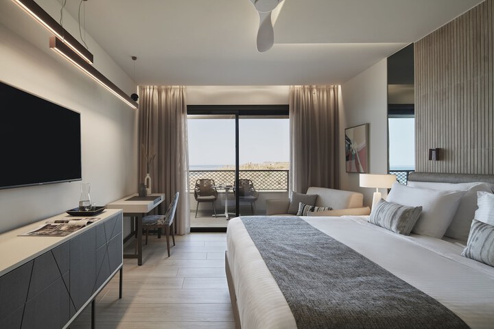 Room 8 of 90