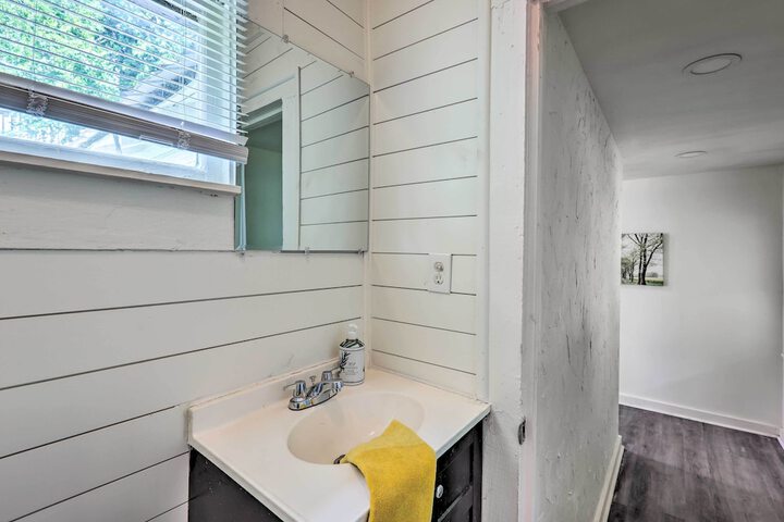 Quaint Leeds Studio w / Yard 18 Mi to Birmingham!