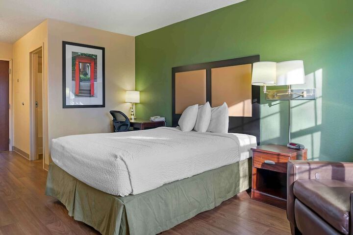Studio Queen Bed (9 of 9)