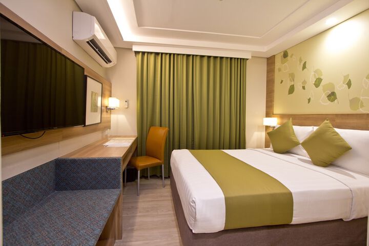 Room 6 of 33