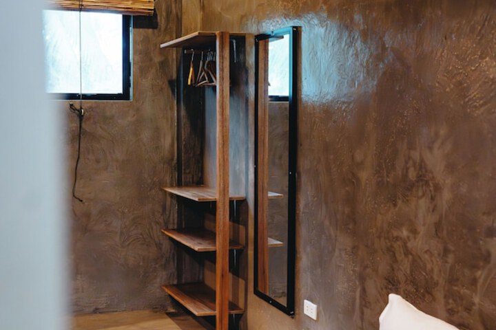 Room 9 of 32