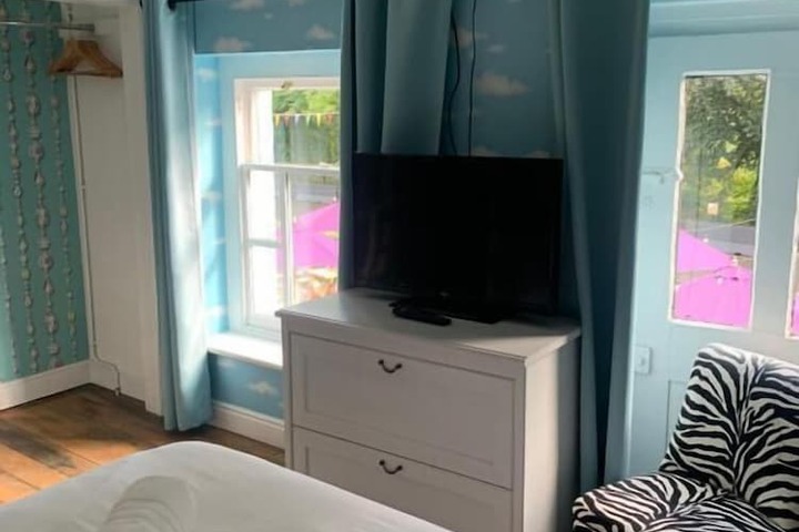 Room 4 of 10