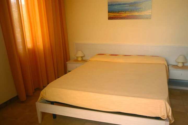 Room 4 of 32