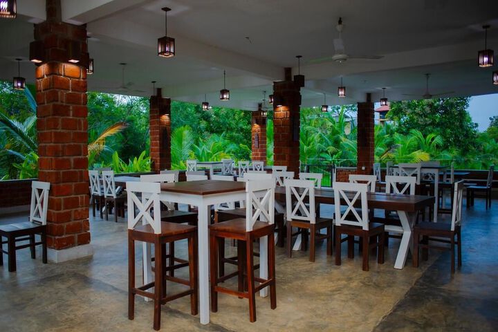 Dining 4 of 7