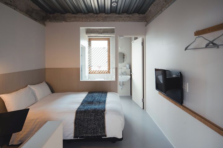Room 6 of 63