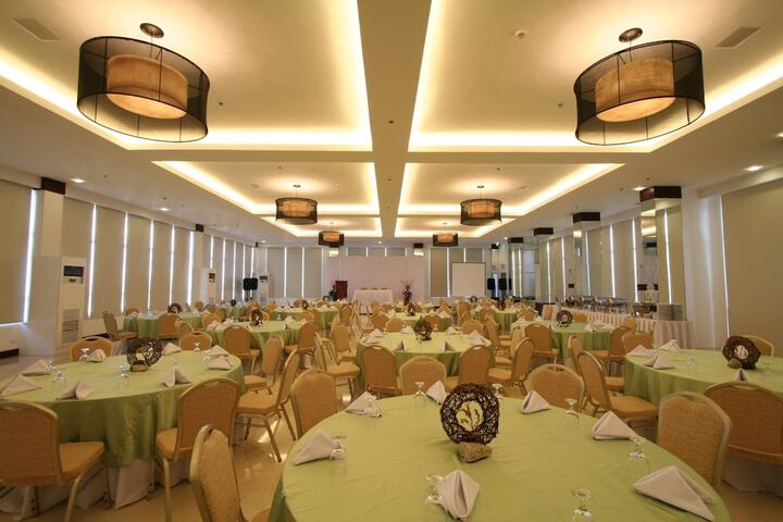 Ballroom/Hall 48 of 57