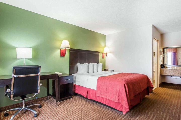 1 Queen Bed (4 of 10)