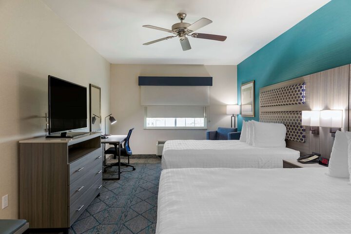 2 Queen Beds High Speed Internet Accessible Microwave and Refrigerator Flat Screen Television Desk Full Breakfast (3 of 8)