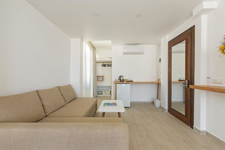 Room 12 of 90