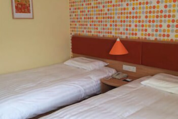 Room 5 of 6