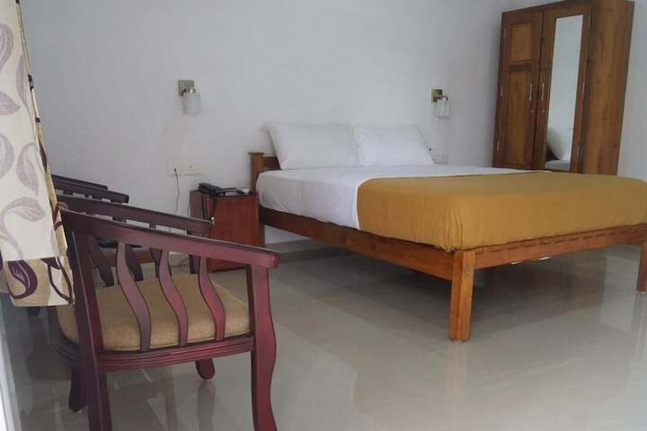 Room 5 of 8