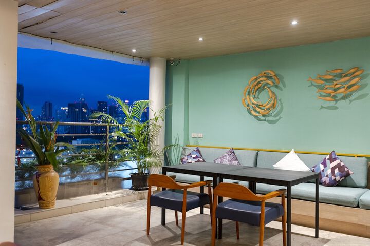 Lounge 79 of 85