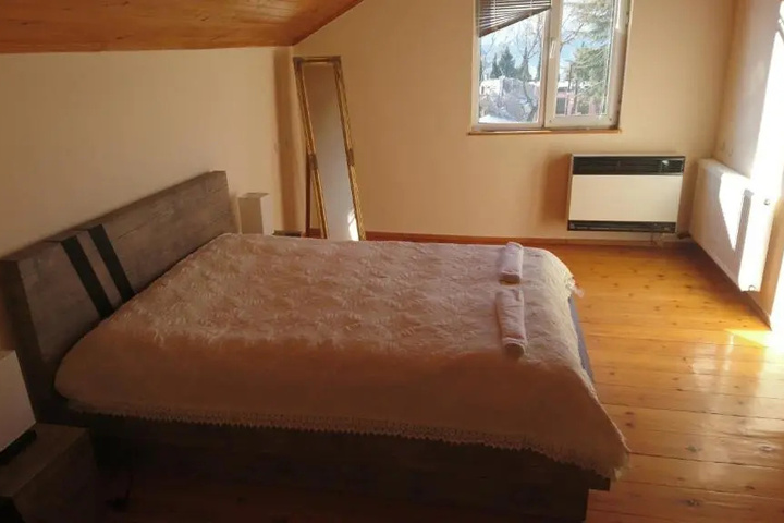 Room 4 of 12